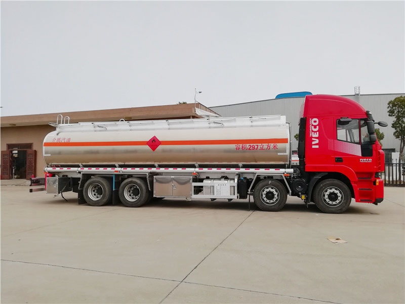 上汽紅巖29.7方前四后八鋁合金運油車，20噸運油車