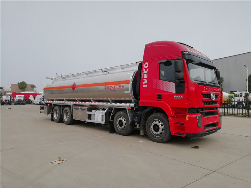 上汽紅巖29.7方前四后八鋁合金運油車，20噸運油車